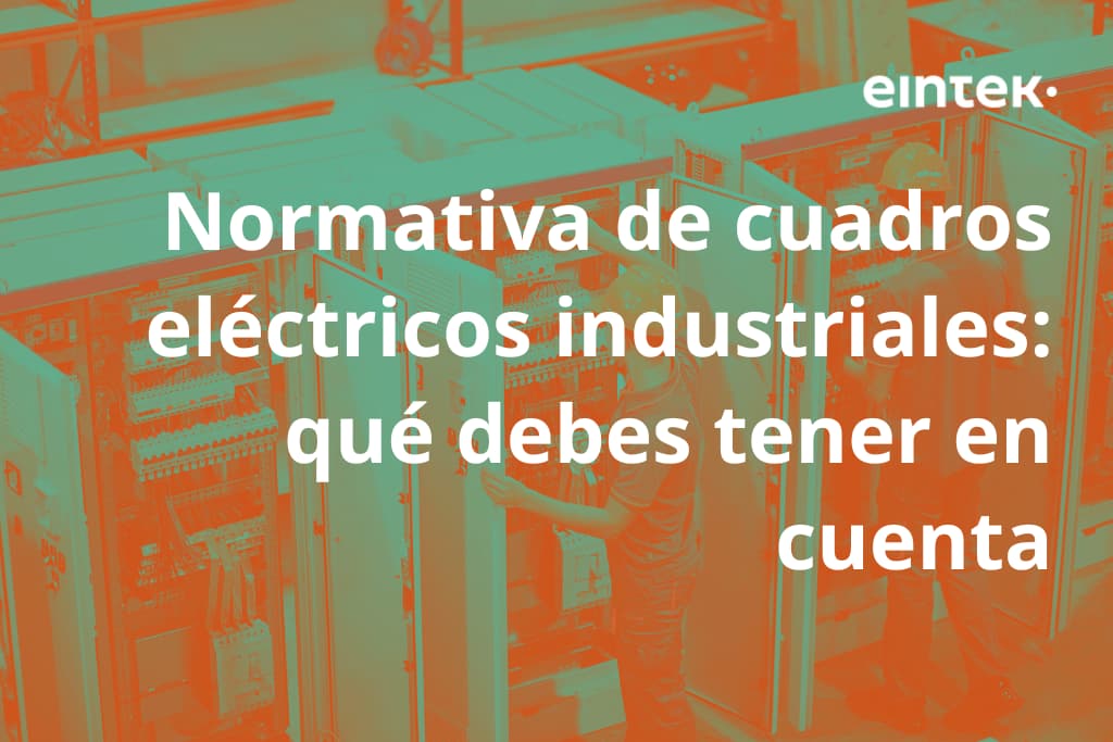 Técnicos trabajando en cuadros eléctricos industriales.
