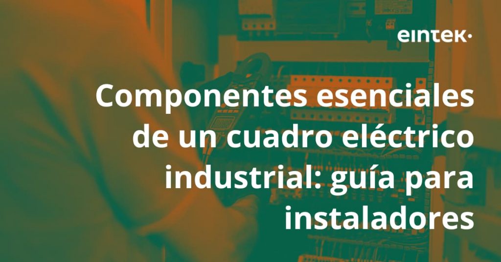 Instalador revisando los componentes de un cuadro eléctrico industrial durante el montaje y verificación del sistema.