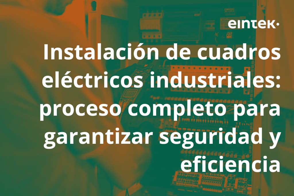 Instalación de cuadro eléctrico industrial con técnico realizando comprobaciones en panel de control